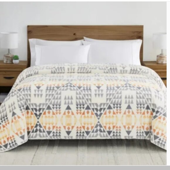Pendleton Other - NEW! Pendleton, Arrow Point Gray, Sherpa fleece blanket Queen